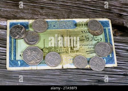 Irakisches Geld Hintergrund von alten Münzen und Banknoten von Dinar aus verschiedenen Epochen, alte Vintage Retro-irakische Geldmünzen und -Scheine, Wechselkurs, Wirtschaftsstand Stockfoto