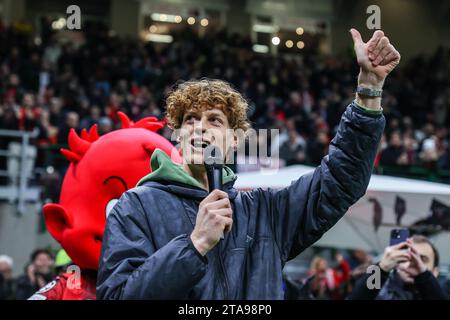 Mailand, Italien. November 2023. Jannik Sinner war bei der Gruppenphase der UEFA Champions League 2023/24 zu sehen – beim Gruppenspiel der Gruppe F zwischen dem AC Mailand und Borussia Dortmund im San Siro Stadion. Endpunktzahl: Borussia Dortmund 3:1 AC Milan. (Foto: Fabrizio Carabelli/SOPA Images/SIPA USA) Credit: SIPA USA/Alamy Live News Stockfoto