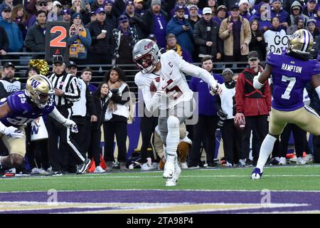 Seattle, WA, USA. November 2023. Der Wide Receiver Lincoln Victor (5) der Washington State Cougars unterbricht das Flugzeug, um nach einem Fang während des NCAA-Fußballspiels zwischen den Washington State Cougars und den Washington Huskies im Husky Stadium in Seattle, WA, zu schießen. Washington besiegte den Staat Washington mit 24:21. Steve Faber/CSM/Alamy Live News Stockfoto