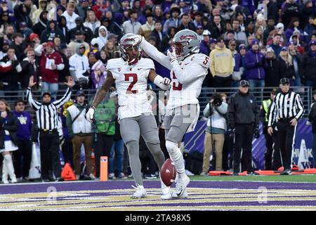Seattle, WA, USA. November 2023. Lincoln Victor (5) feiert einen Touchdown während des NCAA-Fußballspiels zwischen den Washington State Cougars und den Washington Huskies im Husky Stadium in Seattle, WA. Washington besiegte den Staat Washington mit 24:21. Steve Faber/CSM/Alamy Live News Stockfoto