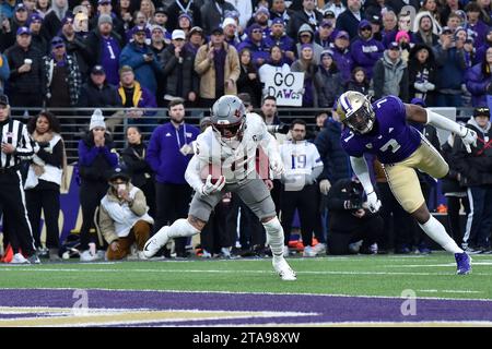 Seattle, WA, USA. November 2023. Der Wide Receiver Lincoln Victor (5) der Washington State Cougars erreicht die Endzone für den 3. Touchdown der Cougars während des NCAA-Fußballspiels zwischen den Washington State Cougars und den Washington Huskies im Husky Stadium in Seattle, WA. Washington besiegte den Staat Washington mit 24:21. Steve Faber/CSM/Alamy Live News Stockfoto