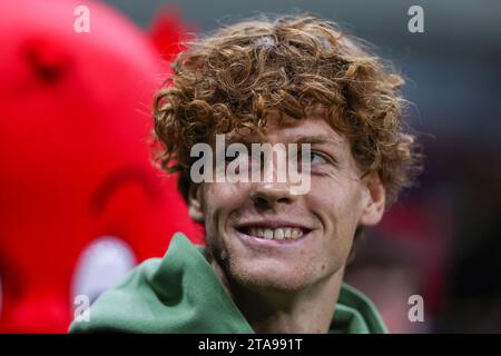 Mailand, Italien. November 2023. Jannik Sinner war bei der Gruppenphase der UEFA Champions League 2023/24 zu sehen – beim Gruppenspiel der Gruppe F zwischen dem AC Mailand und Borussia Dortmund im San Siro Stadion. Endpunktzahl: Borussia Dortmund 3:1 AC Milan. (Foto: Fabrizio Carabelli/SOPA Images/SIPA USA) Credit: SIPA USA/Alamy Live News Stockfoto