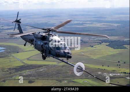 Florida, USA. November 2023. Ein HH-60G Pave Hawk Helikopter erhält Treibstoff aus einem HC-130J Combat King II Schlauchsystem während einer Air-to-Air-Betankung im Hubschrauber, oder HAAR, Trainingsveranstaltung über Zentral-Florida am 8. November 2023. Das HAAR-Event war Teil eines einwöchigen Kampfwettbewerbs für Such- und Rettungsfähigkeiten, bei dem CSAR-Geschwader aus der ganzen Welt eingeladen wurden, an Veranstaltungen wie Waffeneinsatz, HAAR, degradierte Navigation, degradierte Suche und engangener Hiebe teilzunehmen. (Foto von Master Sgt. Kelly Goonan) (Foto: © U.S. Air Force/ZUMA Press Wire) NUR REDAKTIONELLE VERWENDUNG! Nicht Stockfoto