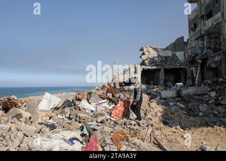 (231129) -- GAZA, 29. November 2023 (Xinhua) -- Ein Mann wandelt am 29. November 2023 durch die Trümmer zerstörter Gebäude in Gaza City. Nach wochenlangen israelischen Angriffen auf Gaza als Vergeltungsmaßnahme für einen Angriff der Hamas auf Israel am 7. Oktober erreichten beide Seiten letzte Woche einen viertägigen humanitären Waffenstillstand, der ab Dienstag um weitere zwei Tage verlängert wurde. Die Zahl der palästinensischen Todesopfer im israelisch-Hamas-Konflikt liegt nach palästinensischen Zahlen über 000. Israel sagte, dass bei dem Angriff der Hamas etwa 1.200 Menschen getötet wurden, während mehr als 200 Menschen als Geiseln genommen wurden. (Foto von Mohammed A. Stockfoto