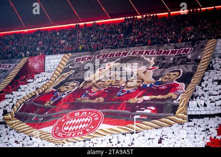 Choreo der FCB Fans/Ultras unter dem Motto Europapokal - Sieg, im Bild Schriftzug den Thron erklommen zur Feier des CL Titel 2013, GER, FC Bayern München (FCB) vs. FC Kopenhagen (FCK), Fussball, UEFA Champions League, 5. Spieltag, Gruppe A, Saison 2023/2024, 29.11.2023 DFB/DFL-Vorschriften verbieten jede Verwendung von Fotografien als Bildsequenzen und/oder Quasi-Video Foto: Eibner-Pressefoto/Michael Memmler Stockfoto