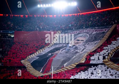 Choreo der FCB Fans/Ultras unter dem Motto Europapokal - Sieg, im Bild Jupp Heynckes (Trainer im Titel Jahr 2013), GER, FC Bayern München (FCB) vs. FC Kopenhagen (FCK), Fussball, UEFA Champions League, 5. Spieltag, Gruppe A, Saison 2023/2024, 29.11.2023 DFB/DFL-Vorschriften verbieten jede Verwendung von Fotografien als Bildsequenzen und/oder Quasi-Video Foto: Eibner-Pressefoto/Michael Memmler Stockfoto