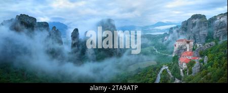 Panoramablick auf die Meteora-Berge und das Kloster Roussanou, das aus dem Nebel ragt. Die mystische Panoramalandschaft aus der Luft. Ein UNESCO-Weltkulturerbe. Gre Stockfoto
