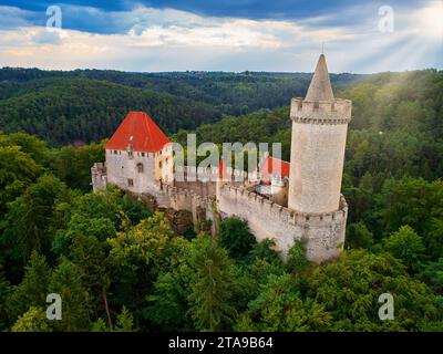 Aus der Vogelperspektive auf eine mittelalterliche Burg, Kokorin. Befestigter Palast mit einem Turm und einer Mauer auf einem Hügel mit Bäumen. Touristenziel. Tschechien. Stockfoto