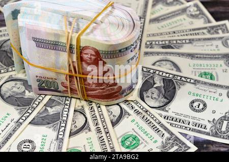 Gefaltete äßte ägyptische Geldscheine von 100, 200, 50 EGP LE ein und zweihundert ägyptische und fünfzig Pfund auf US-Dollar-Banknoten, Egyp Stockfoto