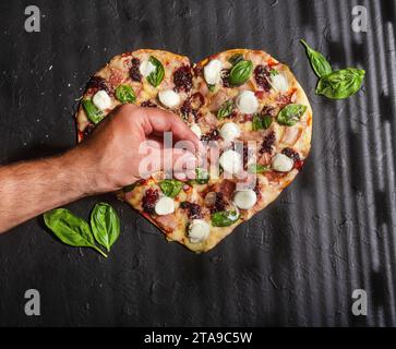 Waldfrüchte-Pizza gebacken und am Tisch serviert Stockfoto