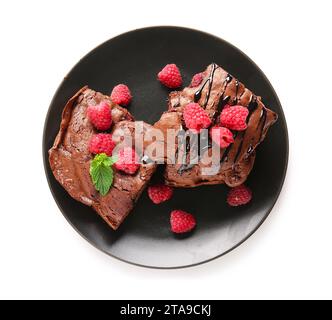 Teller mit Himbeer-Schokoladen-Brownie auf weißem Hintergrund Stockfoto