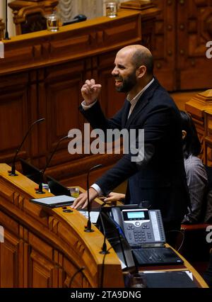 Lissabon, 11/29/2023 - Plenum der Versammlung der Republik - Abstimmung über den endgültigen Staatshaushalt 2024. Pedro Filipe Soares, Bloco Esquerda. Stockfoto