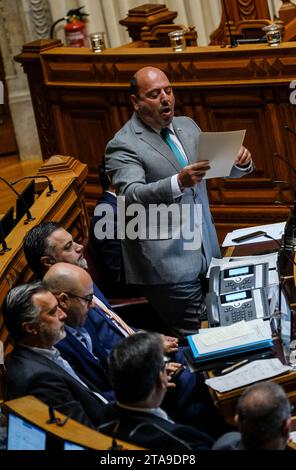 Lissabon, 11/29/2023 - Plenum der Versammlung der Republik - Abstimmung über den endgültigen Staatshaushalt 2024. Pedro Pinto, Chega. Stockfoto