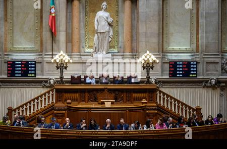 Lissabon, 11/29/2023 - Plenum der Versammlung der Republik - Abstimmung über den endgültigen Staatshaushalt 2024. António Costa und Minister Stockfoto