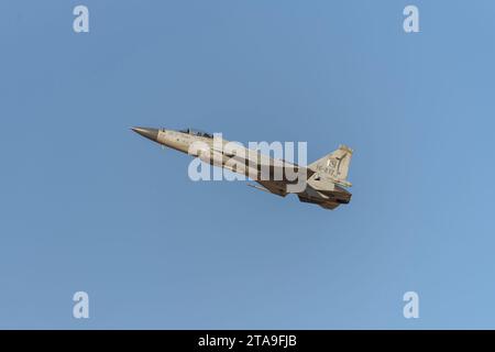 JF-17 Thunder auf der Dubai Air Show 2023 in Dubai, VAE Stockfoto