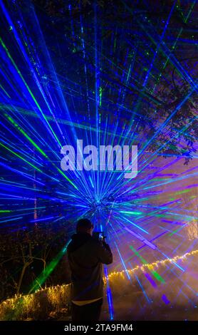 Romsey, Hampshire, Vereinigtes Königreich. November 2023. Vorschau Abend der Light Up Trails in den Sir Harold Hillier Gardens in Romsey, der morgen eröffnet wird mit einem kilometerlangen, immersiven Erlebnis, das von Light Up Trails geschaffen wird. Die prächtigen Gärten, die weltweit für ihre Sammlungen von Bäumen und seltenen Pflanzen bekannt sind, werden an Weihnachten in einem aufregenden neuen Licht gesehen, während die preisgekrönte Besucherattraktion nach Einbruch der Dunkelheit ihre Tore für ein ganz besonderes, absolut schönes Erlebnis öffnet, mit den Lichtern, die die Landschaft betonen, wie sie noch nie zuvor gesehen wurden. Quelle: Carolyn Jenkins/Alamy Live News Stockfoto