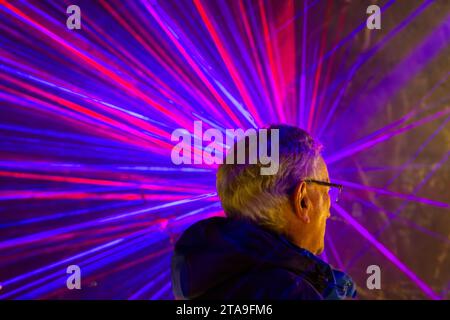 Romsey, Hampshire, Vereinigtes Königreich. November 2023. Vorschau Abend der Light Up Trails in den Sir Harold Hillier Gardens in Romsey, der morgen eröffnet wird mit einem kilometerlangen, immersiven Erlebnis, das von Light Up Trails geschaffen wird. Die prächtigen Gärten, die weltweit für ihre Sammlungen von Bäumen und seltenen Pflanzen bekannt sind, werden an Weihnachten in einem aufregenden neuen Licht gesehen, während die preisgekrönte Besucherattraktion nach Einbruch der Dunkelheit ihre Tore für ein ganz besonderes, absolut schönes Erlebnis öffnet, mit den Lichtern, die die Landschaft betonen, wie sie noch nie zuvor gesehen wurden. Quelle: Carolyn Jenkins/Alamy Live News Stockfoto