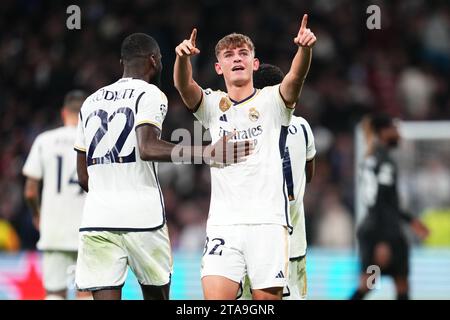 Madrid, Spanien. November 2023. Nico Paz von Real Madrid feiert sein Tor (3:2) mit Antonio Rudiger während des Spiels der UEFA Champions League, Gruppe C, zwischen Real Madrid und SCC Napoli, das am 29. November 2023 im Santiago Bernabeu Stadion in Madrid ausgetragen wurde. (Foto: Bagu Blanco/PRESSINPHOTO) Credit: PRESSINPHOTO SPORTS AGENCY/Alamy Live News Stockfoto