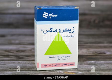 Kairo, Ägypten, 8. Oktober 2023: Zithromax Azithromycin Suspension Pulver 30 ml 1200 mg 200 mg pro 5 ml, von Pfizer Egypt S.A.E., Antibiotikum antimikrobiell für Stockfoto