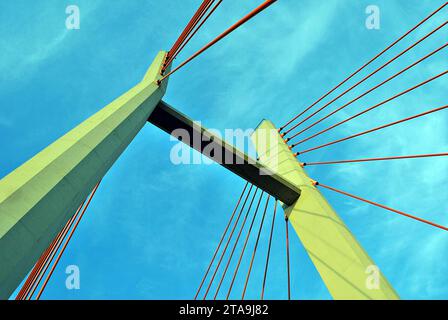 Die Brückenmasten an den Seilen gegen den blauen Himmel Stockfoto