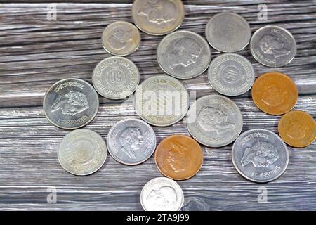 Hintergrund der alten Münzen, jordanisches Geld Hintergrund der alten Münzen von Dinar und Bruchteile von Dinar aus verschiedenen Epochen, alte Vintage Retro Jordanien Geld c Stockfoto