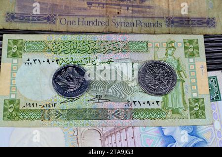 Syrisches Geld Hintergrund der alten Münzen und Banknoten von Livres Liras aus verschiedenen Epochen, alte Vintage Retro Syrien Geld Münzen und Scheine, Wechselkurs, Öko Stockfoto