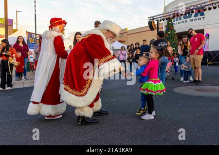 Yuma, Arizona, USA. November 2023. Familien nehmen an der jährlichen Weihnachtsbaumbeleuchtung am Marine Corps Air Station (MCAS) Yuma, Arizona, am 17. November 2023 Teil. Jedes Jahr veranstaltet die Marine Corps Community Services eine Weihnachtsbaumbeleuchtung für die aktiven Dienstfamilien, die in MCAS Yuma stationiert sind, um die Weihnachtszeit zu beginnen. (Kreditbild: © Gideon Schippers/U.S. Marines/ZUMA Press Wire) NUR FÜR REDAKTIONELLE ZWECKE! Nicht für kommerzielle ZWECKE! Stockfoto