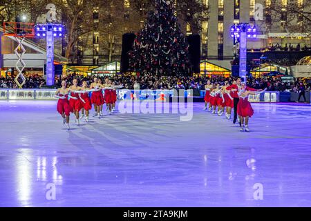 New York, USA. November 2023. Eisläufer treten am 28. November 2023 im Bryant Park Christmas Tree Lighting in New York auf. (Foto: Hailstorm Visuals/SIPA USA) Credit: SIPA USA/Alamy Live News Stockfoto