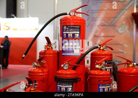 Sankt Petersburg, Russland. November 2023. Feuerlöscher werden während der XXVII Internationalen Forum-Ausstellung russischer Industrieller auf dem Expoforum in Sankt Petersburg vorgestellt. (Foto: Maksim Konstantinov/SOPA Images/SIPA USA) Credit: SIPA USA/Alamy Live News Stockfoto