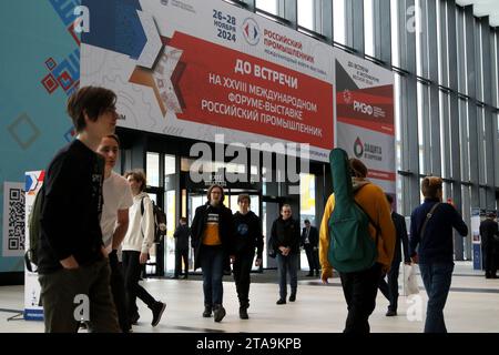 Sankt Petersburg, Russland. November 2023. Besucher, die während der XXVII Internationalen Forum-Ausstellung russischer Industrieller auf dem Expoforum in Sankt Petersburg gesehen wurden. (Foto: Maksim Konstantinov/SOPA Images/SIPA USA) Credit: SIPA USA/Alamy Live News Stockfoto