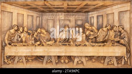 VICENZA, ITALIEN - 6. NOVEMBER 2023: Das geschnitzte Relief des Letzten Abendmahls in der menza der Kirche Chiesa di San Giacomo Maggiore aus dem Jahr 20. Cent. Stockfoto