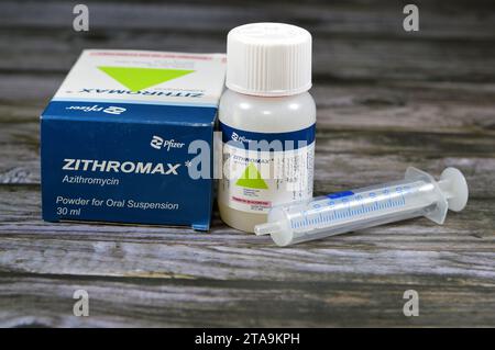 Kairo, Ägypten, 8. Oktober 2023: Zithromax Azithromycin Suspension Pulver 30 ml 1200 mg 200 mg pro 5 ml, von Pfizer Egypt S.A.E., Antibiotikum antimikrobiell für Stockfoto