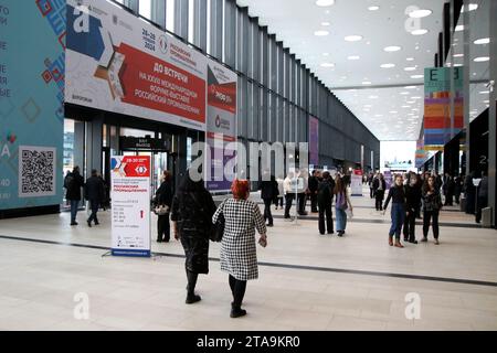 Sankt Petersburg, Russland. November 2023. Besucher, die während der XXVII Internationalen Forum-Ausstellung russischer Industrieller auf dem Expoforum in Sankt Petersburg gesehen wurden. (Foto: Maksim Konstantinov/SOPA Images/SIPA USA) Credit: SIPA USA/Alamy Live News Stockfoto