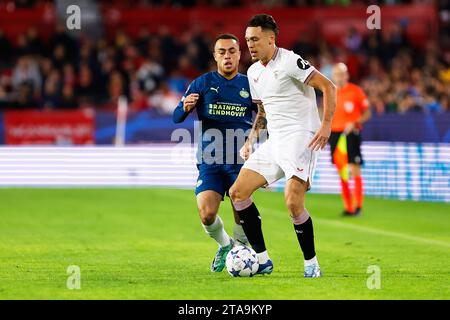 Sevilla, Spanien. November 2023. Lucas Ocampos (5) von Sevilla FC und Sergino Dest (8) von PSV Eindhoven, die während des UEFA Champions League-Spiels zwischen Sevilla FC und PSV Eindhoven im Estadio Ramon Sanchez Pizjuan in Sevilla zu sehen waren. (Foto: Gonzales Photo/Alamy Live News Stockfoto