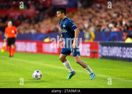 Sevilla, Spanien. November 2023. Hirving Lozano (27) vom PSV Eindhoven war während des UEFA Champions League-Spiels zwischen Sevilla FC und PSV Eindhoven im Estadio Ramon Sanchez Pizjuan in Sevilla zu sehen. (Foto: Gonzales Photo/Alamy Live News Stockfoto