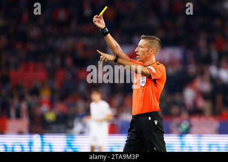 Sevilla, Spanien. November 2023. Schiedsrichter Davide Massa war beim UEFA Champions League Spiel zwischen Sevilla FC und PSV Eindhoven im Estadio Ramon Sanchez Pizjuan in Sevilla zu sehen. (Foto: Gonzales Photo/Alamy Live News Stockfoto