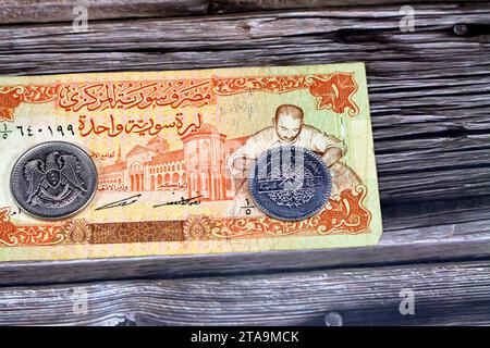 Syrisches Geld Hintergrund der alten Münzen und Banknoten von Livres Liras aus verschiedenen Epochen, alte Vintage Retro Syrien Geld Münzen und Scheine, Wechselkurs, Öko Stockfoto