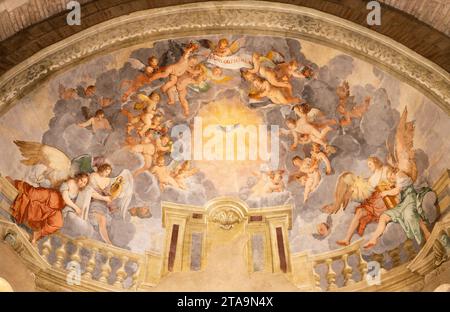 VICENZA, ITALIEN - 6. NOVEMBER 2023: Das Fresko Heiliger Geist in der Hauptapsis in der Kirche Basilica dei Santi Felice e Fortunato von Giulio Carpioni Stockfoto
