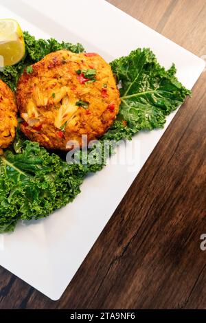 Großer Krabbenkuchen mit Grünkohl Stockfoto