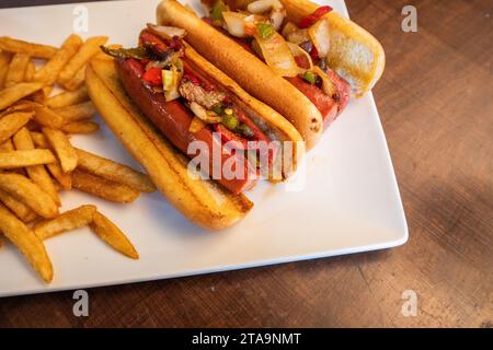 Wursthund mit Gemüse Stockfoto