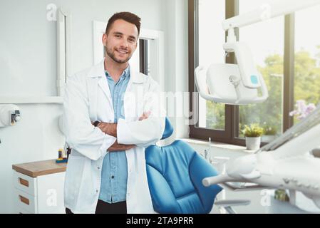 Zahnarzt in seiner Praxis, Zahnpflege, professioneller junger Arzt Stockfoto