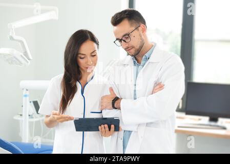 Das professionelle Arztpaar arbeitet in der Klinik. Diagnostik und Diskussion der Testergebnisse Stockfoto