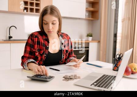Frau berechnet das Haushaltsbudget, das Konzept der steigenden Rechnungen Stockfoto