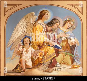 VICENZA, ITALIEN - 7. NOVEMBER 2023: Das Fresko der Engel mit den Symbolen des Neuen Testaments in der Kirche Chiesa di Santa Lucia von Rocco Pittaco (1862). Stockfoto