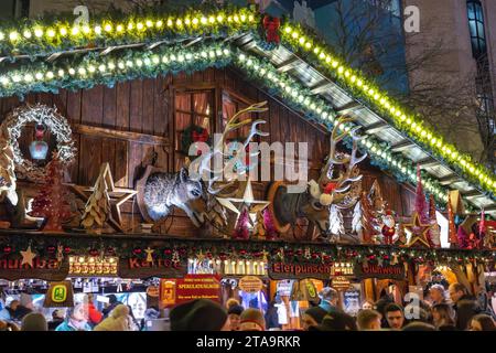 Glühwein Station mit den sprechenden Hirschen, die Gäste immer unterhalten - der Bonner Weihnachtsmarkt 2023 verwandelt die Innenstadt der Bundesstadt, wie hier auf dem Münsterplatz wieder in einer stimmungsvollen Budenstadt. Über 160 Stände bieten ein vielfältiges Angebot an kunsthandwerklichen und kulinarischen Köstlichkeiten. Der Markt ist vom 24. November bis zum 23. November. Dezember 2023 geöffnet. Bonn Innenstadt NRW Deutschland *** Glühweinstation mit dem sprechenden Hirsch, der die Gäste immer unterhalten wird der Bonner Weihnachtsmarkt 2023 wird die Innenstadt des Bundesstaats wieder verwandeln Stockfoto