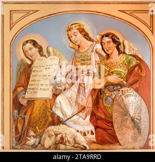 VICENZA, ITALIEN - 7. NOVEMBER 2023: Das Fresko der Engel mit den Symbolen des Alten Testaments in der Kirche Chiesa di Santa Lucia von Rocco Pittaco (1862). Stockfoto