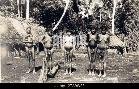 Dorffrauen mit Tapa-Tuch-Lendenüberzug, Nakanai Gegend, New Britain. Stockfoto