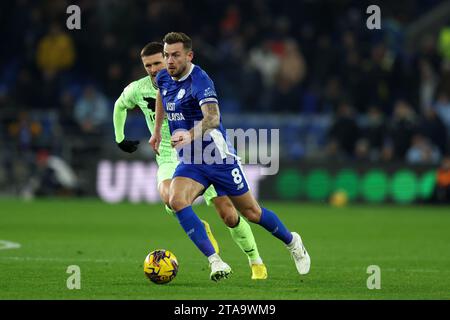 Cardiff, Großbritannien. November 2023. Joe Ralls of Cardiff City (8) in Aktion. EFL Skybet Championship Match, Cardiff City gegen West Bromwich Albion im Cardiff City Stadium am Dienstag, den 28. November 2023. Dieses Bild darf nur für redaktionelle Zwecke verwendet werden. Nur redaktionelle Verwendung, Bild von Andrew Orchard/Andrew Orchard Sportfotografie/Alamy Live News Credit: Andrew Orchard Sportfotografie/Alamy Live News Stockfoto