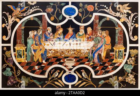 VICENZA, ITALIEN - 7. NOVEMBER 2023: Das Steinmosaik (Pietra Dura) des Letzten Abendmahls auf dem Hauptaltar in der Chruch Chiesa di Santa Corona von Corbarelli Stockfoto