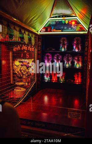 Das Arcade-Spiel „Down the Clown“ ist Teil der „Skill Wall“-Serie von ICE in Seattle's gameworks Stockfoto